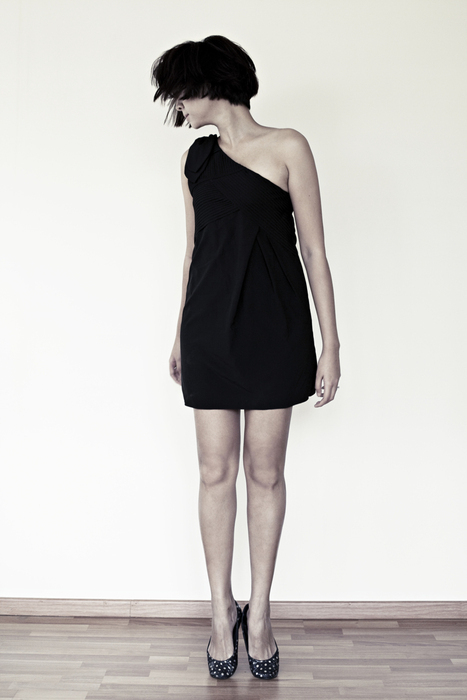One-shoulder asymmetrical crepe dress